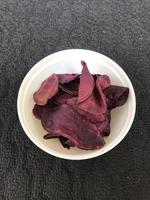 variante des croustilles traditionnelles, ces croustilles violettes sont fabriquées à partir de patate douce violette riche en vitamine a. ces chips de patates douces violettes viennent de l'ouest de java - indonésie photo