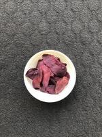variante des croustilles traditionnelles, ces croustilles violettes sont fabriquées à partir de patate douce violette riche en vitamine a. ces chips de patates douces violettes viennent de l'ouest de java - indonésie photo