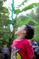 magetan, indonésie. 17 août 2022. les enfants indonésiens sont heureux de célébrer le jour de l'indépendance de l'indonésie en participant à un concours. photo