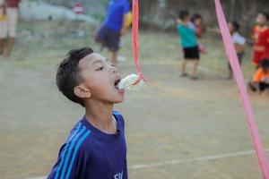 magetan, indonésie. 17 août 2022. les enfants indonésiens sont heureux de célébrer le jour de l'indépendance de l'indonésie en participant à un concours. photo