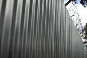 clôture en acier. profilé métallique. clôture de la feuille prof. photo