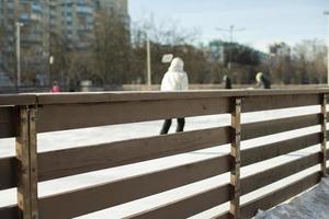 clôture en bois sur patinoire. balustrades en bois. photo