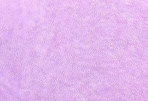 mise à plat de texture de tissu de serviette moelleux violet. surface de tapis de salle de bain vierge et douce. photo