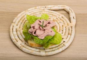 sandwich au foie sur planche de bois et fond de bois photo