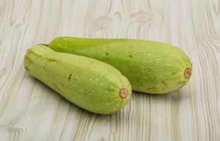 courgettes sur fond de bois photo