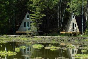 russie, village de vydrino, 12 septembre 2022 , hôtels de lacs chauds sur l'eau photo