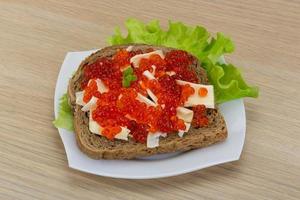 sandwich au caviar rouge photo