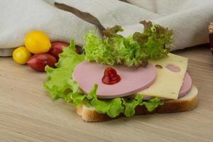 sandwich au fromage et saucisses photo