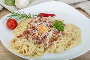 carbonara sur la plaque et fond en bois photo