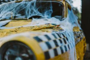 vieux taxi jaune rétro décoré de toiles d'araignées photo