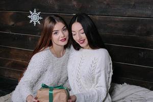 deux belles filles à Noël photo