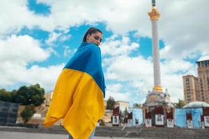 jeune femme couverte du drapeau ukrainien photo