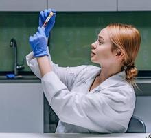 chercheuse médicale ou scientifique regardant un tube à essai dans un laboratoire. photo