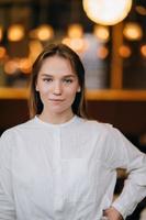 portrait de tête de jeune femme souriante. fermer. photo