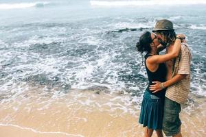 couple sur une plage tropicale photo