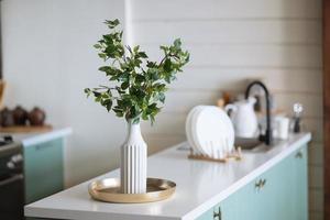 plateau de table et fond de cuisine moderne défocalisé. photo