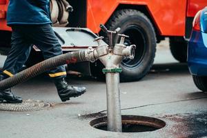 Bouche d'incendie en cours d'utilisation lors d'un incendie de structure photo