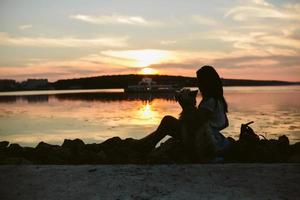 fille et chien sur le lac photo