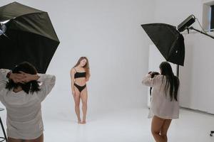 photographe masculin professionnel prenant des photos de modèle de femme