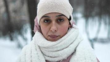 Beau portrait d'hiver de jeune femme dans le paysage enneigé d'hiver photo