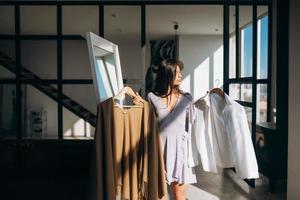 belle fille essayant de s'habiller dans la chambre photo