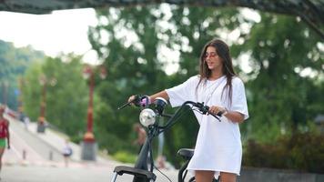 belle jeune femme et un scooter électrique, transport écologique photo