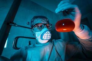 jeune chercheur masculin réalisant une expérience scientifique. photo