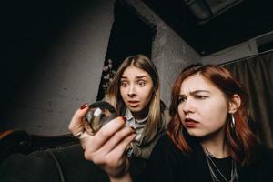 femme et femme diseuse de bonne aventure avec boule de cristal photo