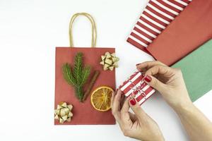 une femme décore une boîte cadeau pour les vacances de noël et du nouvel an photo