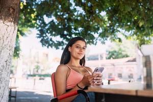 photo d'une charmante jolie jeune femme communiquant un gadget moderne