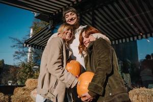 les filles tiennent des citrouilles dans les mains. photos en extérieur.