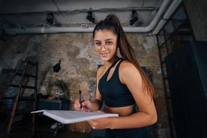 jeunes femmes debout écrivant quelque chose dans le cahier. photo