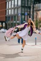 portrait d'une jolie jeune femme, s'amusant dans la rue. photo