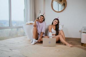 jeunes femmes sur le sol de la salle de bain regardant une caméra photo