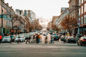 kiev, ukraine - 14 avril 2019 vue nocturne des rues de kiev. agitation urbaine. rue bogdan khmelnitski photo