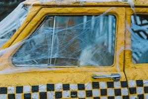 vieux taxi jaune rétro décoré de toiles d'araignées photo