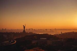 monument de la mère patrie au coucher du soleil. à kiev, ukraine. photo