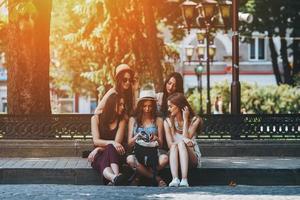 cinq belles jeunes filles photo