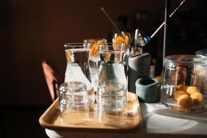 quatre tasses en verre sur le comptoir du bar avec accessoires de service. photo