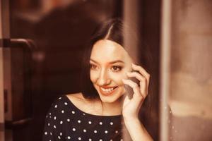 belle fille parlant au téléphone et souriant. effet tonifiant instagram photo