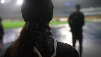 les gens vont faire du sport au stade de nuit par temps de pluie photo