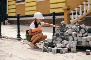 femme ingénieur civil compte les matériaux de construction sur un chantier de construction. photo