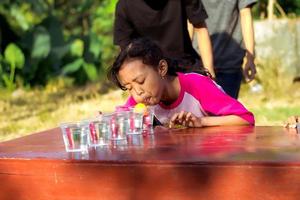 magetan, indonésie. 17 août 2022. les enfants indonésiens sont heureux de célébrer le jour de l'indépendance de l'indonésie en participant à un concours. photo