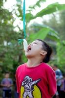 magetan, indonésie. 17 août 2022. les enfants indonésiens sont heureux de célébrer le jour de l'indépendance de l'indonésie en participant à un concours. photo