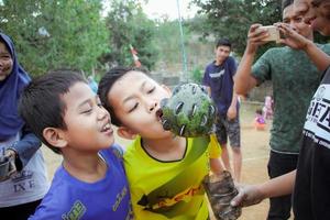 magetan, indonésie. 17 août 2022. les enfants indonésiens sont heureux de célébrer le jour de l'indépendance de l'indonésie en participant à un concours. photo