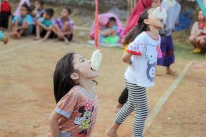 magetan, indonésie. 17 août 2022. les enfants indonésiens sont heureux de célébrer le jour de l'indépendance de l'indonésie en participant à un concours. photo