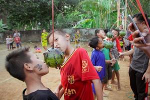 magetan, indonésie. 17 août 2022. les enfants indonésiens sont heureux de célébrer le jour de l'indépendance de l'indonésie en participant à un concours. photo