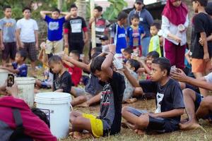 magetan, indonésie. 17 août 2022. les enfants indonésiens sont heureux de célébrer le jour de l'indépendance de l'indonésie en participant à un concours. photo