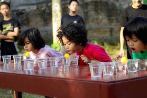 magetan, indonésie. 17 août 2022. les enfants indonésiens sont heureux de célébrer le jour de l'indépendance de l'indonésie en participant à un concours. photo