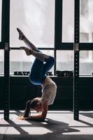 portrait d'une jeune femme attirante faisant du yoga ou des exercices de pilates photo